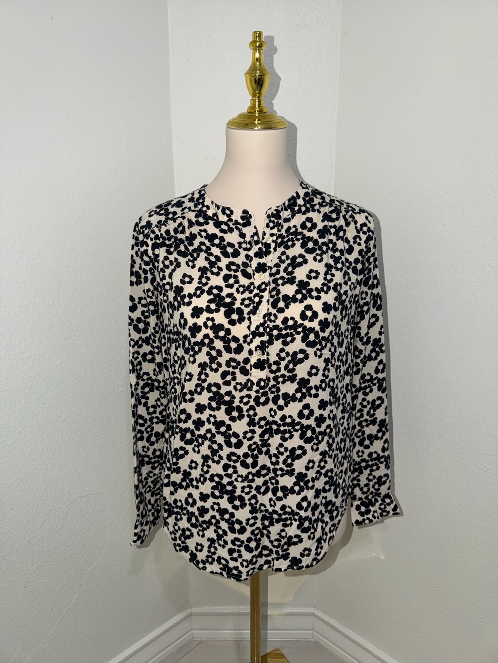 Women's Black and White Floral Print Long-Sleeve Blouse